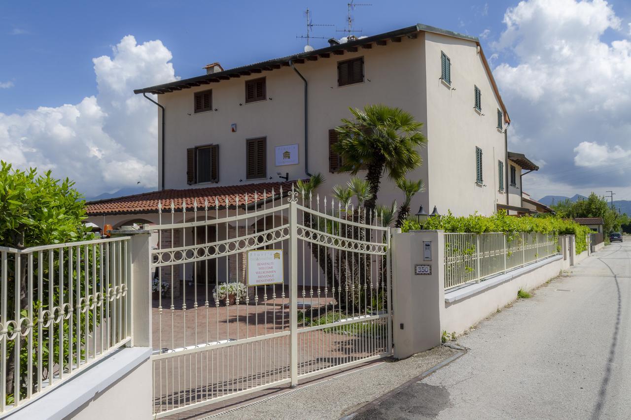 Flori'S Bed & Breakfast Viareggio Exterior photo
